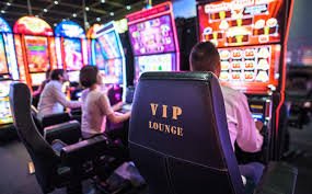 Responsive mobile cards for sports payments and help information on a gaming site